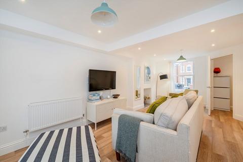 3 bedroom terraced house to rent, Cleveland Road, New Malden KT3