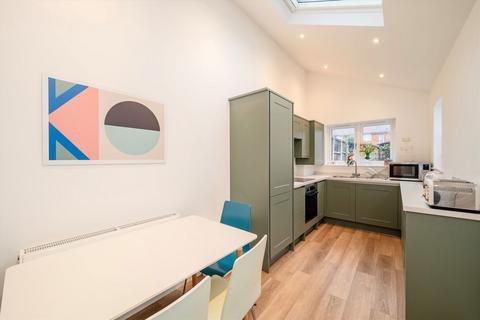 3 bedroom terraced house to rent, Cleveland Road, New Malden KT3