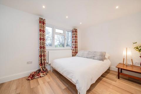 3 bedroom terraced house to rent, Cleveland Road, New Malden KT3