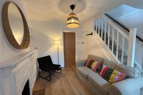 3 bedroom terraced house to rent, Victoria Road, Farnham, Surrey, GU9
