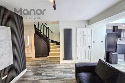 4 bedroom semi-detached bungalow to rent, Geoffrey Avenue, Harold Wood, RM3 0YH