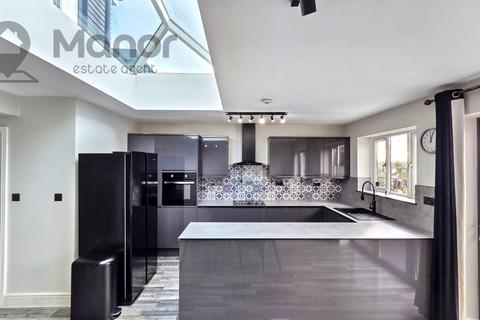 4 bedroom semi-detached bungalow to rent, Geoffrey Avenue, Harold Wood, RM3 0YH