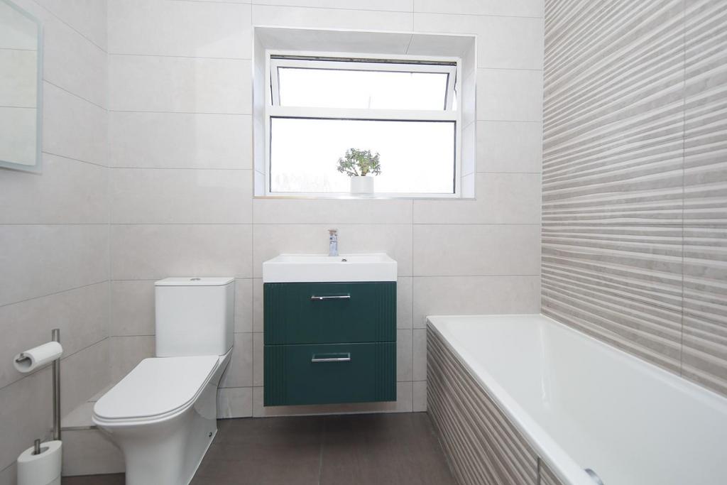 15 Greville Smith Avenue Cv31 2 HQ-19.jpg