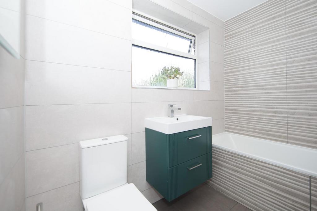 15 Greville Smith Avenue Cv31 2 HQ-20.jpg