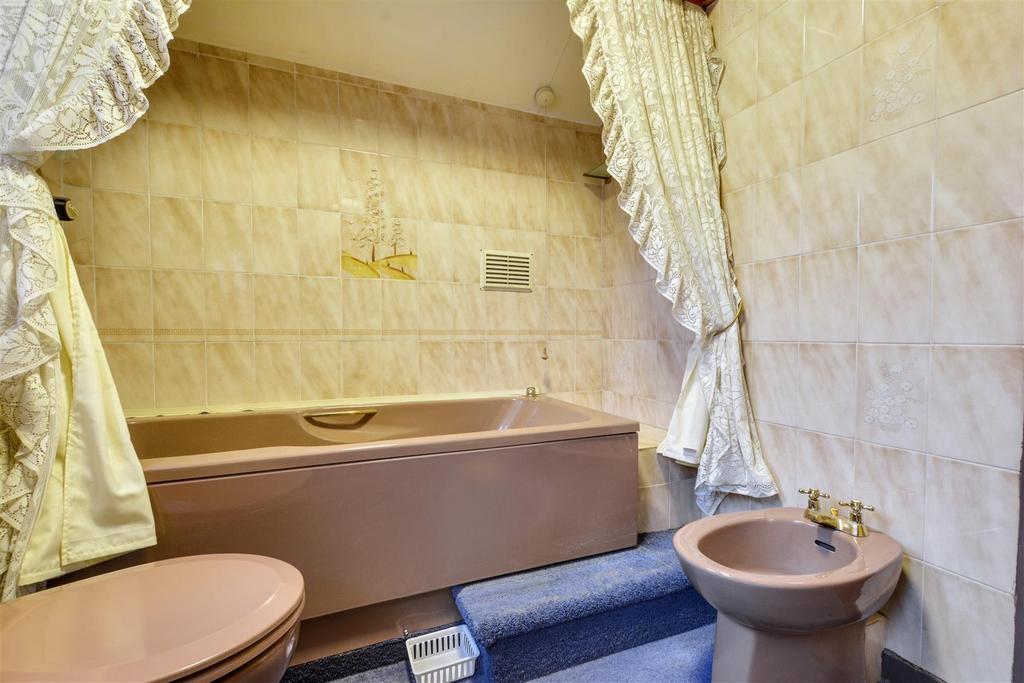 Bathroom 2.jpeg
