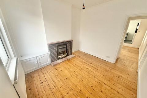 2 bedroom terraced house to rent, Surrey Street, Luton