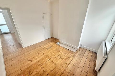 2 bedroom terraced house to rent, Surrey Street, Luton