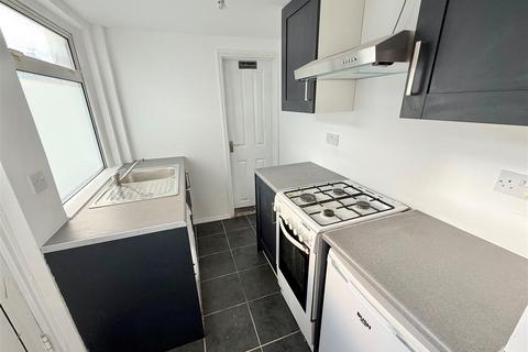 2 bedroom terraced house to rent, Surrey Street, Luton