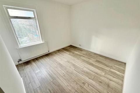 2 bedroom terraced house to rent, Surrey Street, Luton