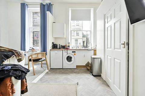 Studio to rent, Barons Court, Barons Court, London, W14