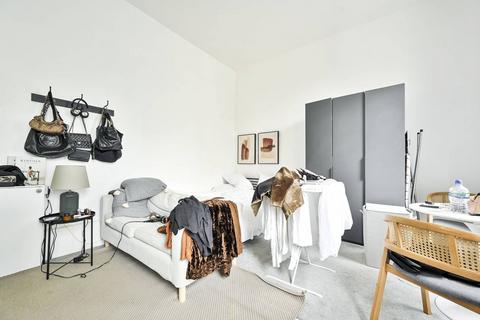 Studio to rent, Barons Court, Barons Court, London, W14