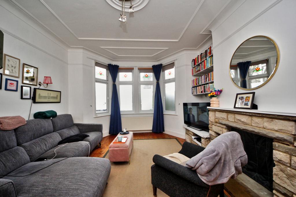 1 bedroom Ground Floor apartment with private gar