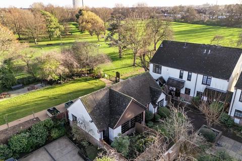 2 bedroom bungalow for sale, George Square, London, SW19