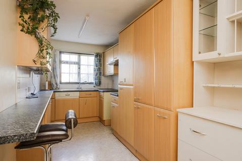 2 bedroom bungalow for sale, George Square, London, SW19
