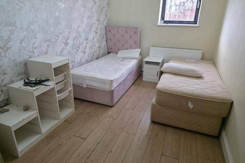 2 bedroom flat to rent, Rom View House