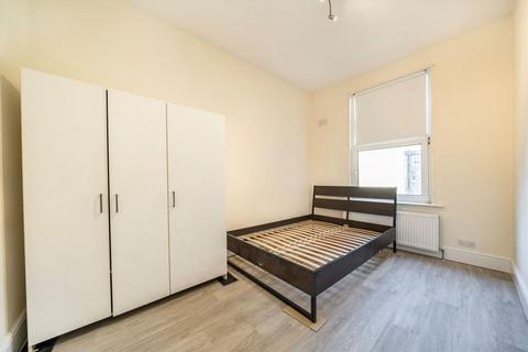 2 bedroom flat to rent, Rosendale Road, London SE21