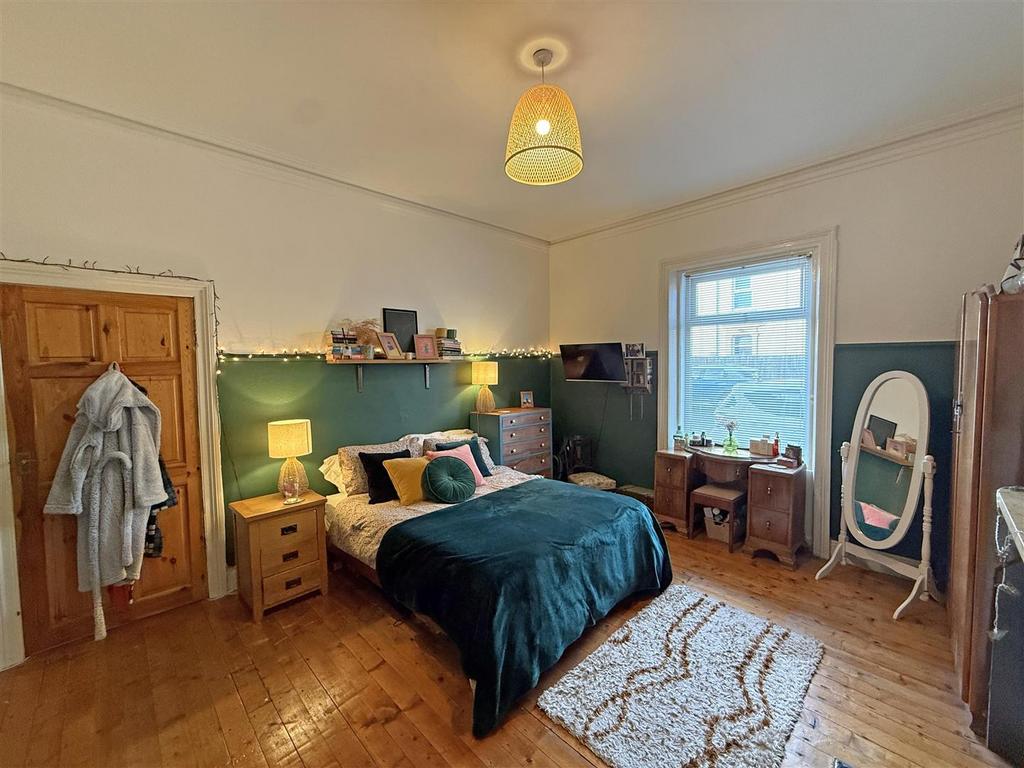 Bedroom 1.jpg