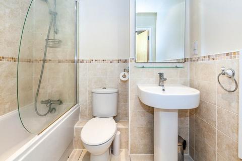 2 bedroom flat to rent, Egham Hill, Surrey TW20