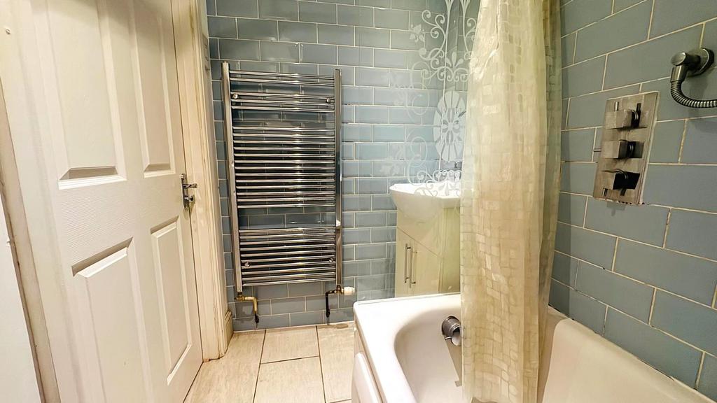 Bathroom 1.jpeg