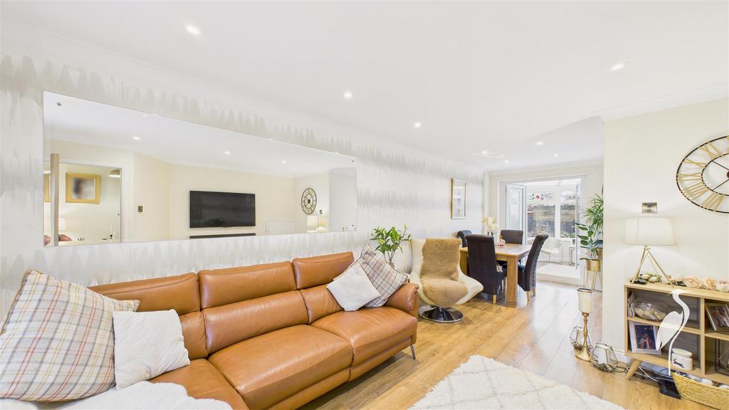 Lounge/Dining Room