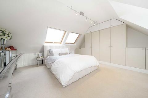 4 bedroom semi-detached house for sale, Thornhill Way, Shepperton TW17