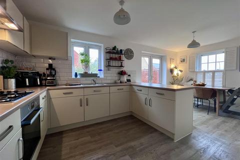 3 bedroom detached house for sale, Beverley Way, Towcester