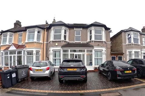 Studio to rent, Ilford IG1