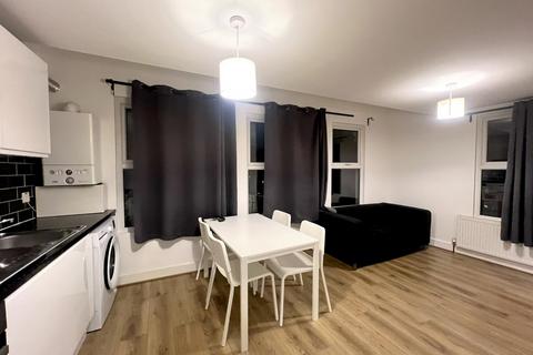 4 bedroom flat to rent, Undine Street, SW17