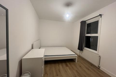 4 bedroom flat to rent, Undine Street, SW17