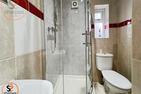 1 bedroom in a house share to rent, Single room Robinson Road, London