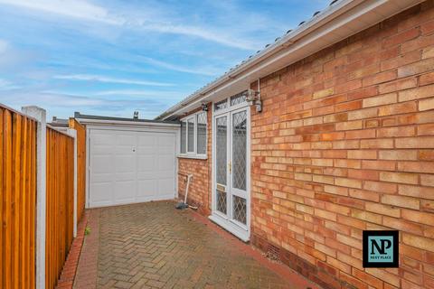 2 bedroom bungalow to rent, Mill Crescent, Kingsbury, B78
