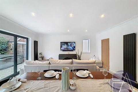 4 bedroom detached house to rent, Dunster Road, Southport PR8