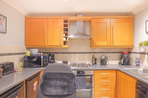 2 bedroom flat for sale, Cromwell Avenue, Stockport SK5