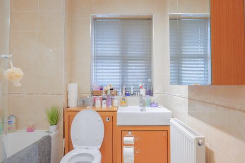 2 bedroom flat for sale, Cromwell Avenue, Stockport SK5