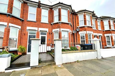 4 bedroom terraced house to rent, Dumpton Park Drive, Ramsgate, Kent, CT11