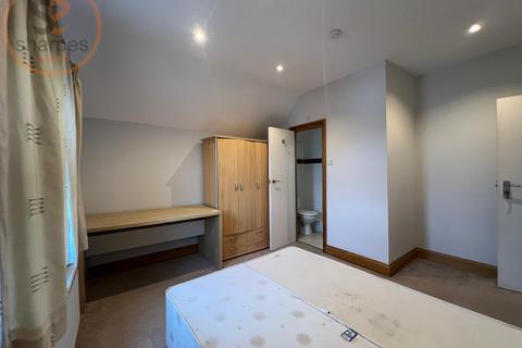 1 bedroom in a house share to rent, Top double room Robinson Road, London