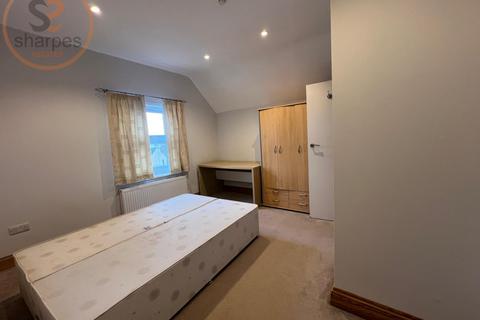 1 bedroom in a house share to rent, Top double room Robinson Road, London