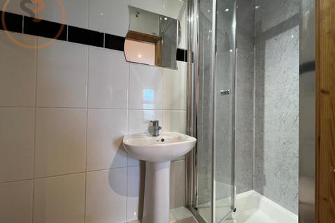 1 bedroom in a house share to rent, Top double room Robinson Road, London