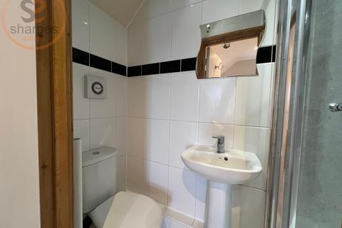 1 bedroom in a house share to rent, Top double room Robinson Road, London