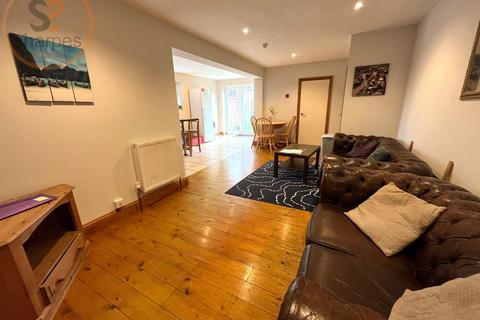 1 bedroom in a house share to rent, Top double room Robinson Road, London