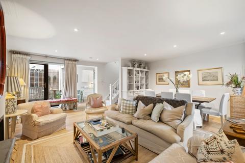 4 bedroom mews to rent, Queens Gate Mews, South Kensington, London, SW7