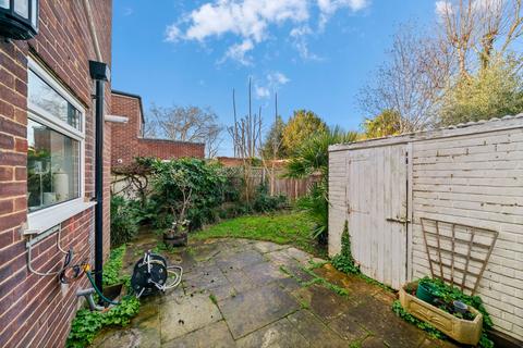 2 bedroom maisonette for sale, Linden Close, Thames Ditton, KT7