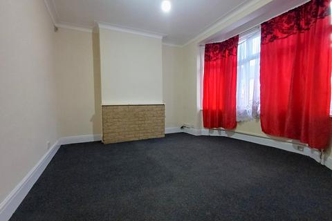 5 bedroom terraced house to rent, Wards Road, Ilford IG2