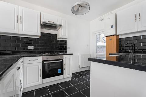 2 bedroom maisonette for sale, Causeyware Road, London