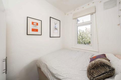 3 bedroom flat to rent, Jeddo Road, London W12