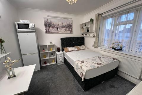 1 bedroom in a house share to rent, Connaught Avenue, Hounslow TW4