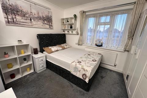 1 bedroom in a house share to rent, Connaught Avenue, Hounslow TW4