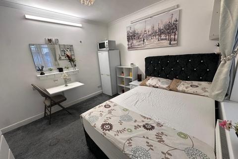 1 bedroom in a house share to rent, Connaught Avenue, Hounslow TW4