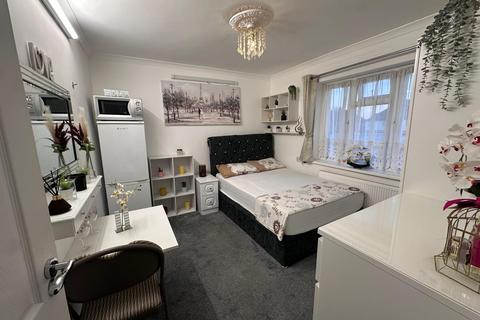 3 bedroom house share to rent, ,Connaught Ave, London, TW4