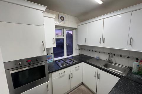 3 bedroom house share to rent, ,Connaught Ave, London, TW4